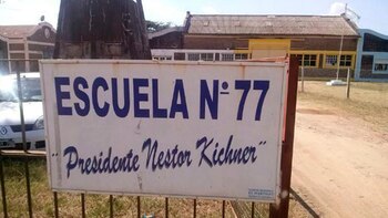 Una escuela con el nombre