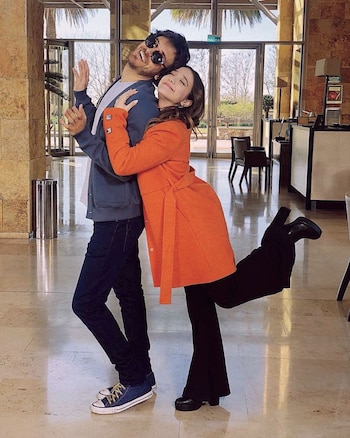 Andrés Gil junto a Angela