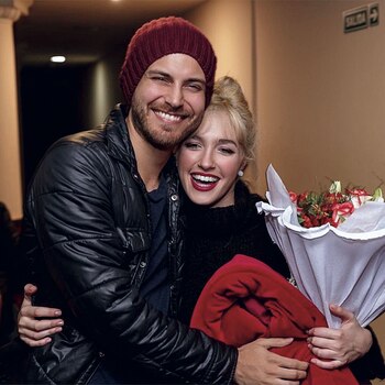 Andrés Gil junto a su