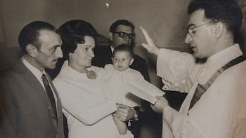 Cuando era bebé, junto a