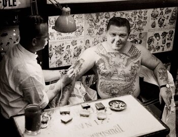 Un hombre haciéndose un tatuaje