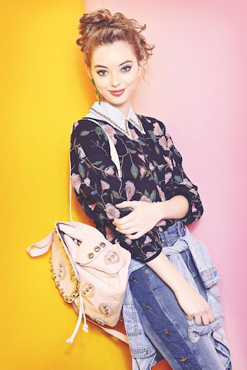 Camisa con detalle en cuello