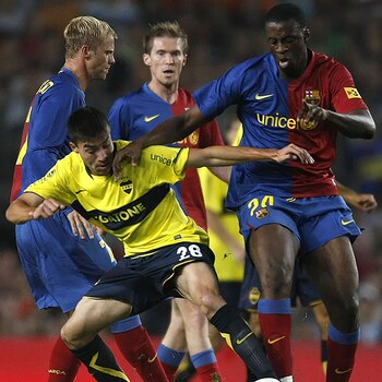 Hugo Ibarra, rodeado de camisetas