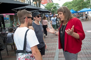 Christine Hallquist, haciendo campaña en