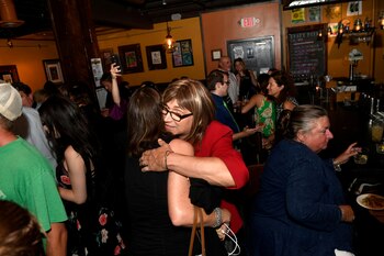 Christine Hallquist es felicitada por