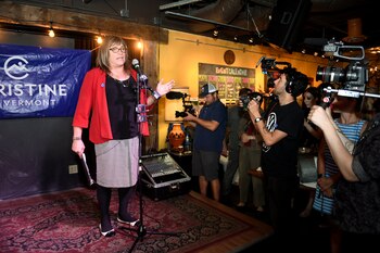 VeChristine Hallquist durante su discurso