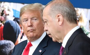 Donald Trump observa al presidente turco