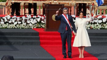 Mario Abdo Benítez y su esposa (Reuters)