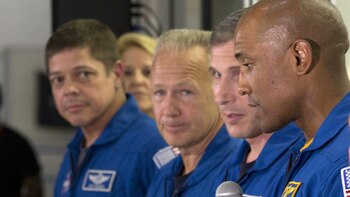 El astronauta Víctor Glover (derecha),