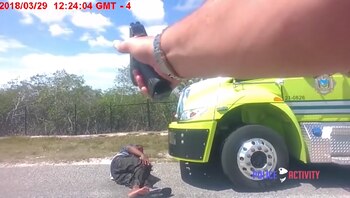 Parker herido en el suelo,