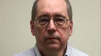 El padre David Poulson fue