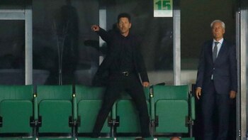 El “Cholo” dando indicaciones desde