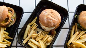 Hamburguesas caseras a la parrilla,