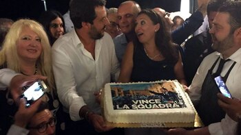 Salvini con el pastel que