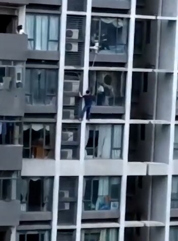 Finalmente, un bombero lo tomó