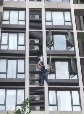 El hombre lo ató al