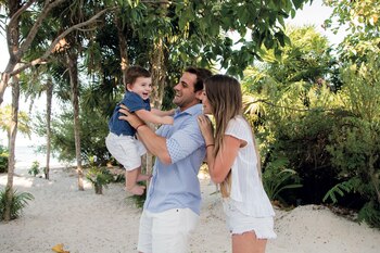 Nico (29) junto a su