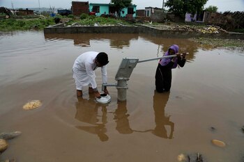 Una pareja recolecta agua potable