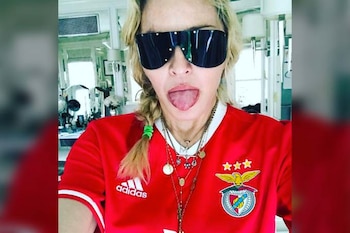 Madonna con la camiseta del