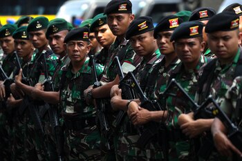 Soldados indonesio en custodiando los