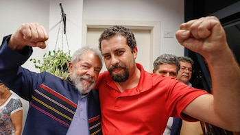 Guilherme Boulos junto a Lula