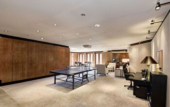 Una mesa de Ping Pong también está disponible en una sala de ocio