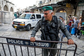 Un policía cerca una zona