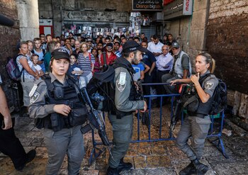 La policía israelí evacúa a
