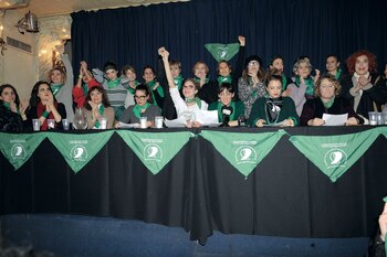 Mano en alto con sus