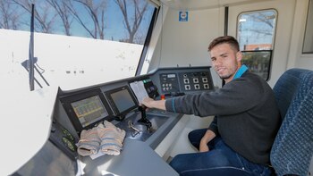 Ghiglione sentado al mando de