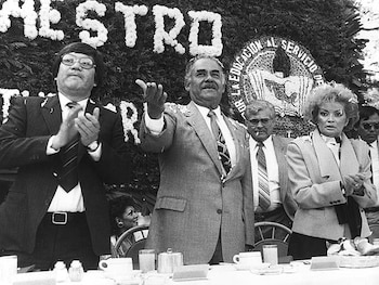 Al centro, Carlos Jongitud, el