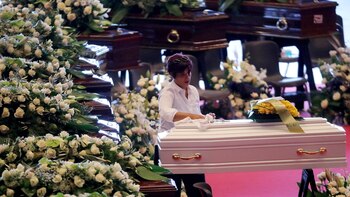 El féretro blanco de un niño (Reuters)