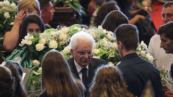 Sergio Mattarella saluda a familiares de las victimas (Reuters)