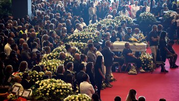 Miles de personas despidieron a las víctimas (Reuters)