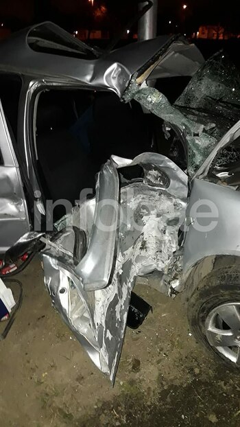 El auto impactó contra un poste