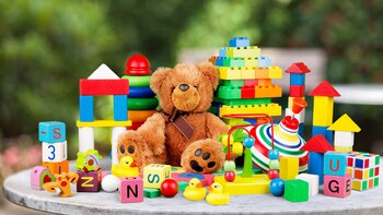 Juegos de encastre con letras, peluches que hablan, juguetes con sonidos y de mesa para aprender