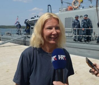 La mujer, después de pasar la noche en el mar (Foto: cortesía The Sun)