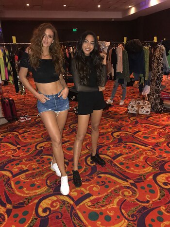 Paula Peralta y Alexia Toumikian junto a Skayne calzados
