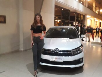 Paula Peralta junto a Niza, concesionario Citroën