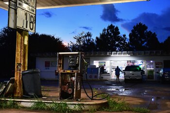 Un cliente yéndose de una