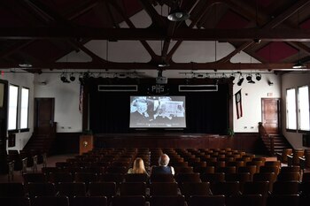 Los visitantes mrian un video