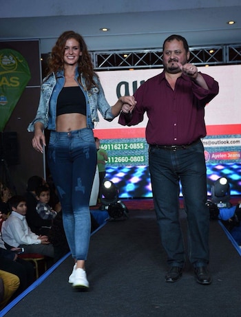 Paula Peralta junto a Luis Zarate, diseñador de Ayelen Jeans