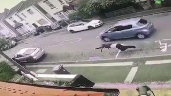 El hombre salió volando y cayó en el pavimento