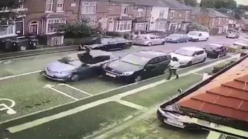 El momento en que el vehículo atropella a uno de los perseguidores