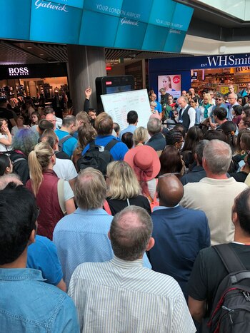 Los pasajeros tuvieron que amontonarse en torno a la pizarra para informarse