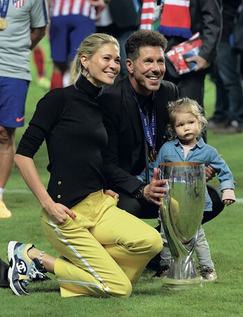 Cholo Simeone con su mujer Carla Pereyra y su hija más pequeña, Francesca.