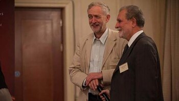 Jeremy Corbyn saluda a Azzam