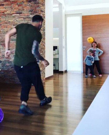 Zárate jugando con sus hijos