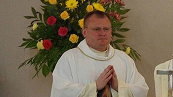 El padre Pewelec tuvo que