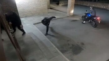 El segundo arrojó un ladrillo,